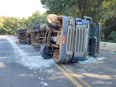 N. Laranjeiras: Carreta tomba na BR 277 e tem a carga saqueada.